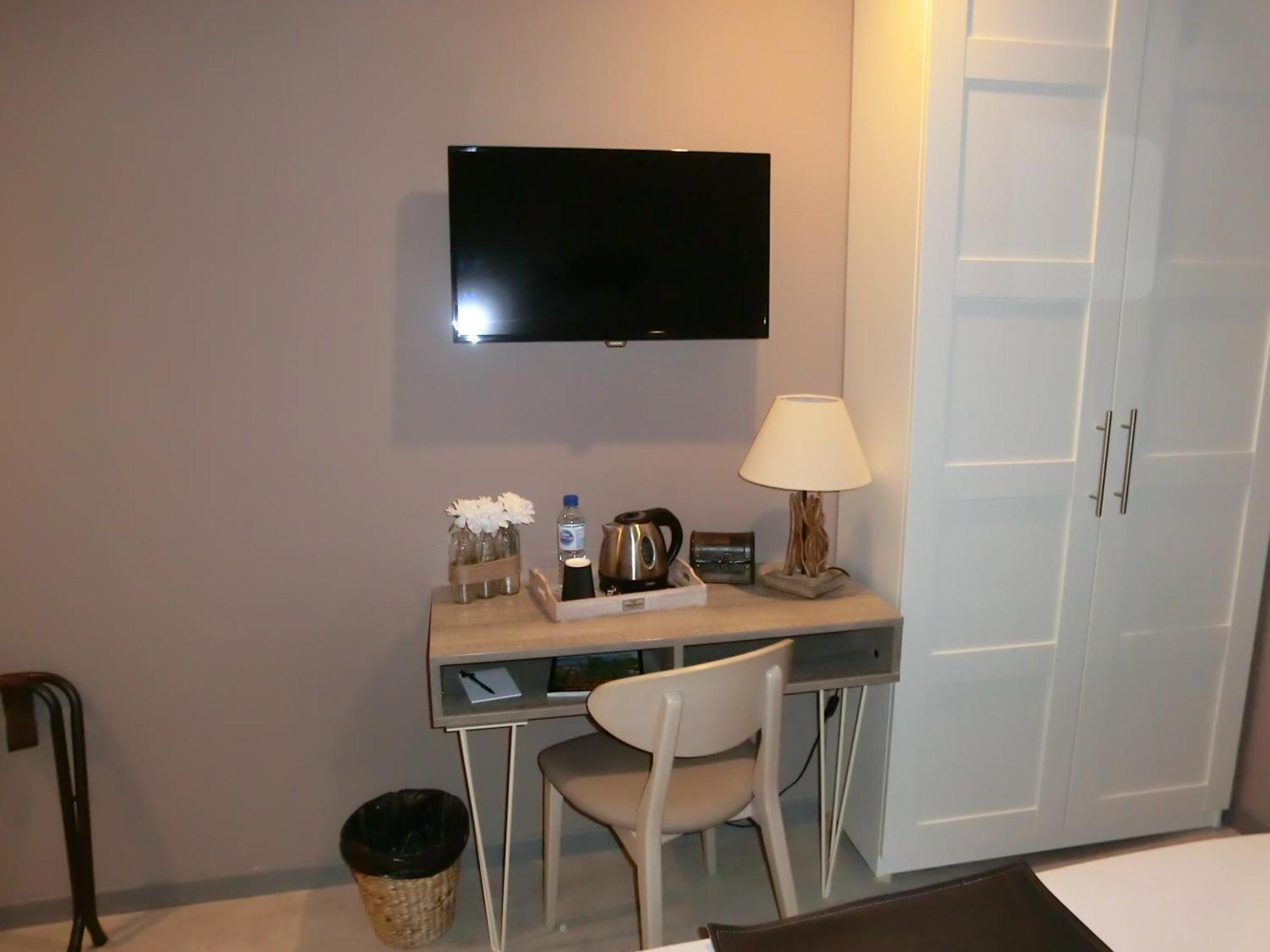 Hotel Sur Le Quai Port Vendres Rom bilde