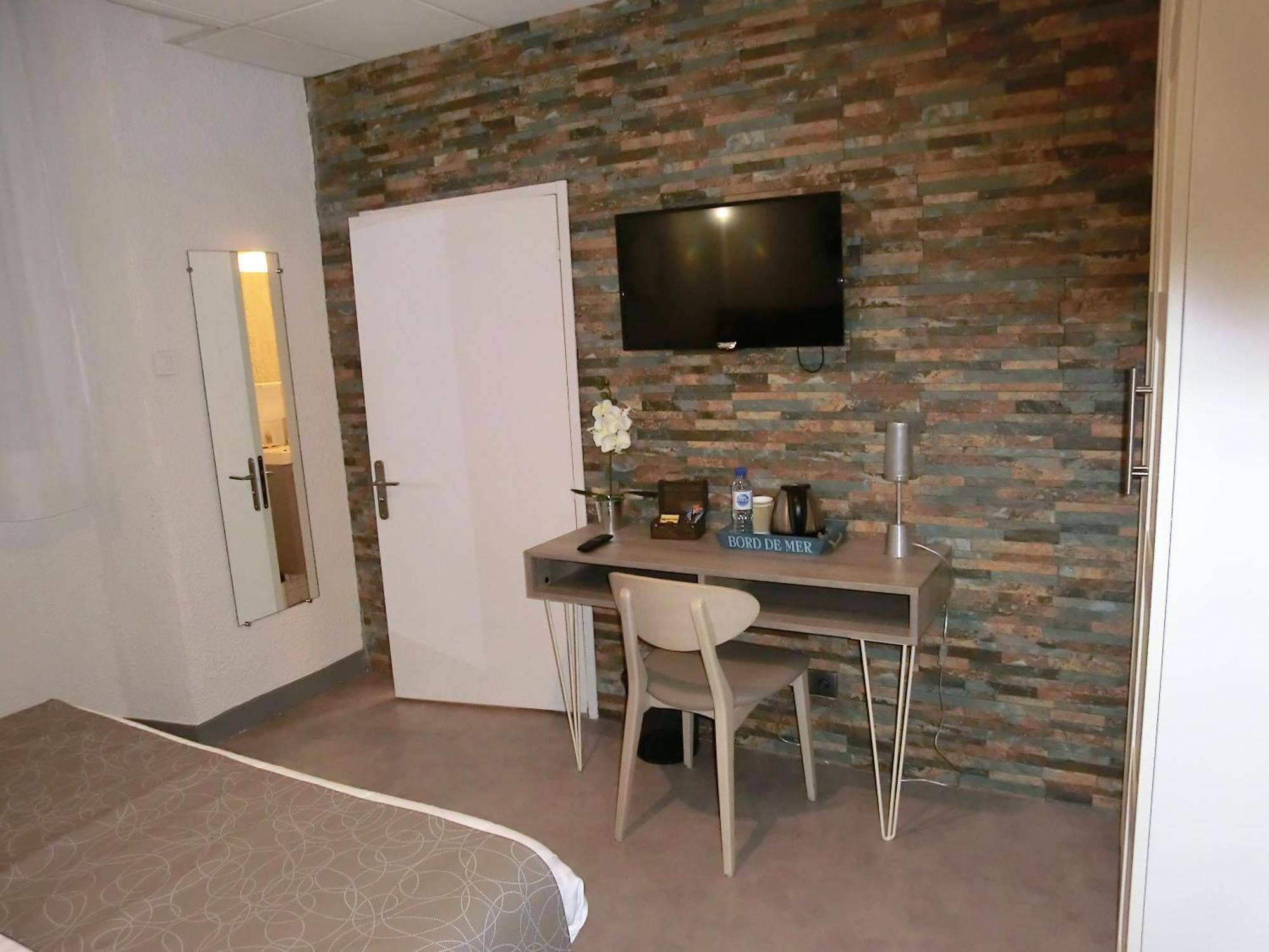 Hotel Sur Le Quai Port Vendres Rom bilde