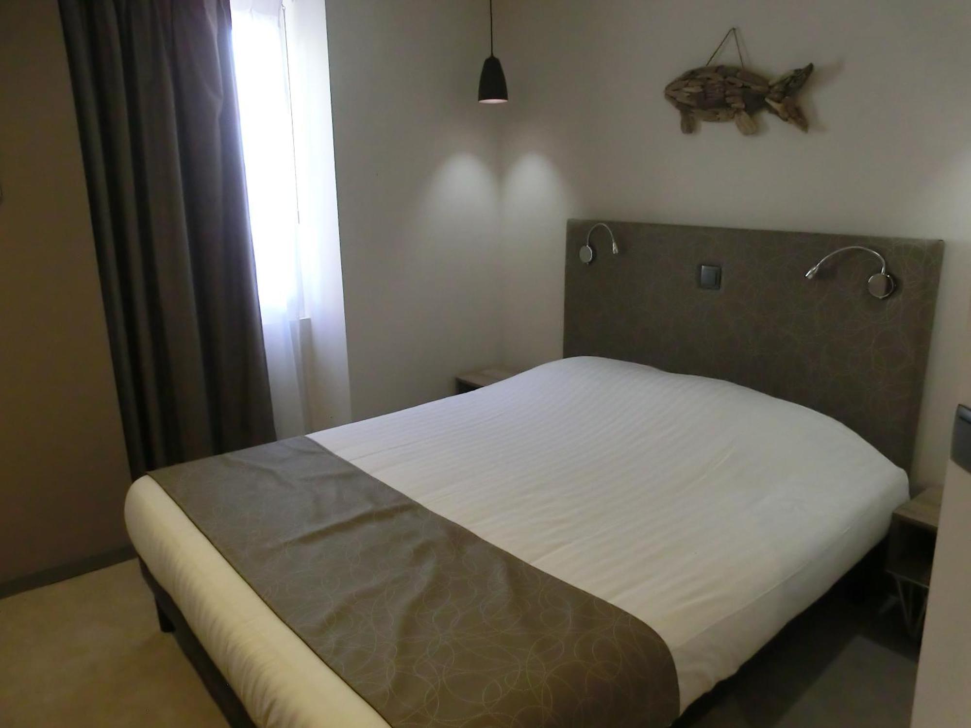 Hotel Sur Le Quai Port Vendres Rom bilde