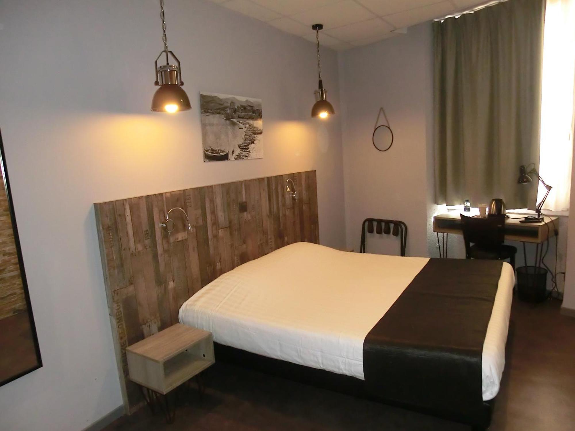 Hotel Sur Le Quai Port Vendres Rom bilde