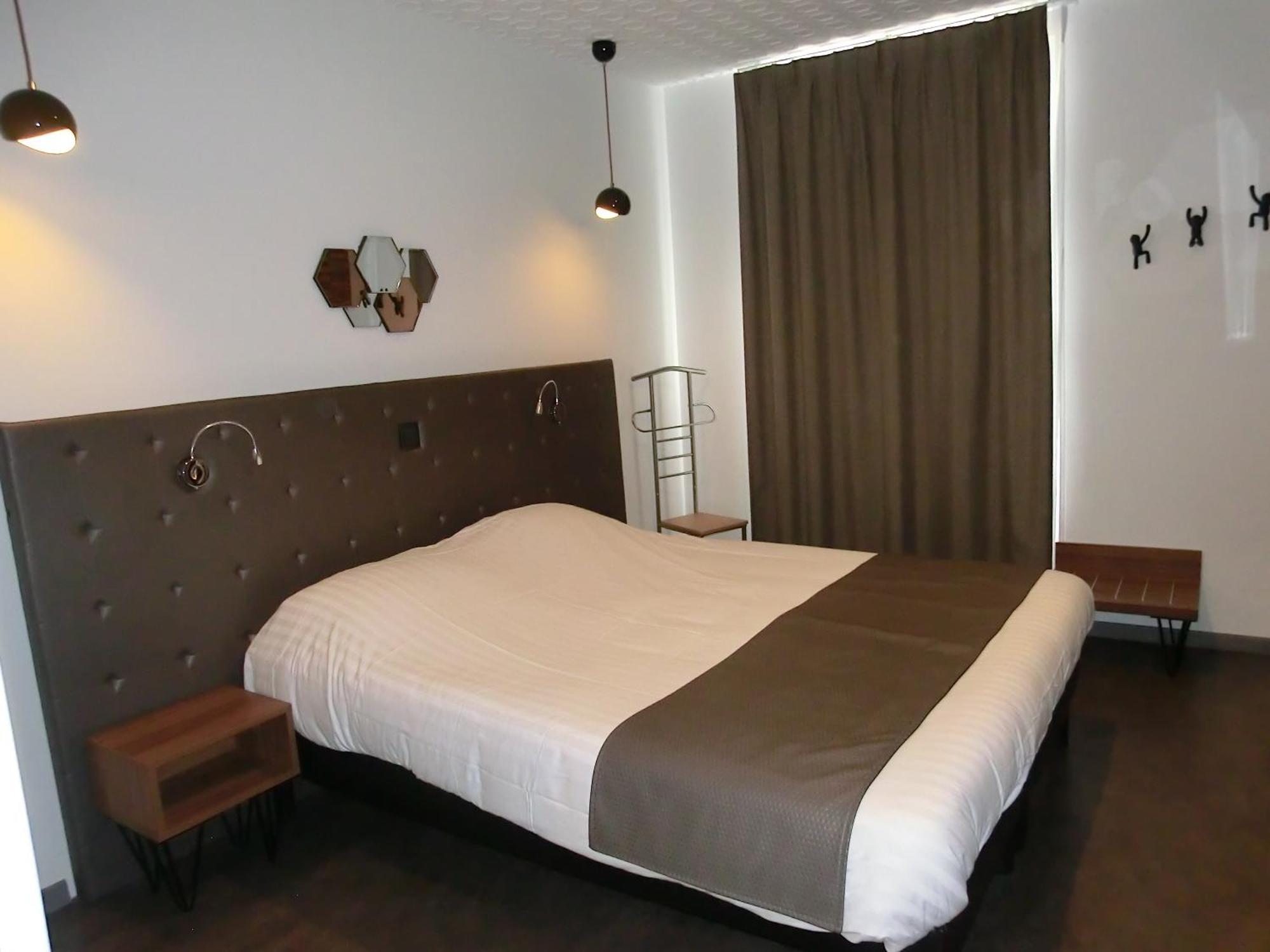 Hotel Sur Le Quai Port Vendres Rom bilde